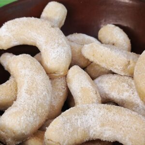 Plato con galletas kipferl