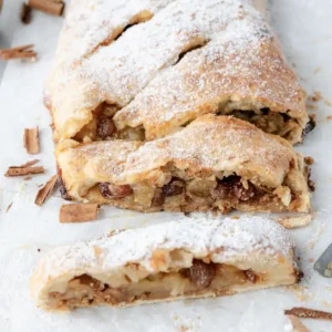 Strudel de manzana en rebanadas